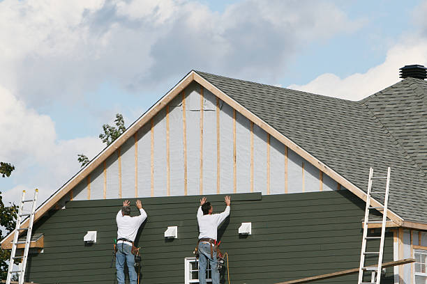 Professional Vinyl Siding technician working in Willow Springs, IL